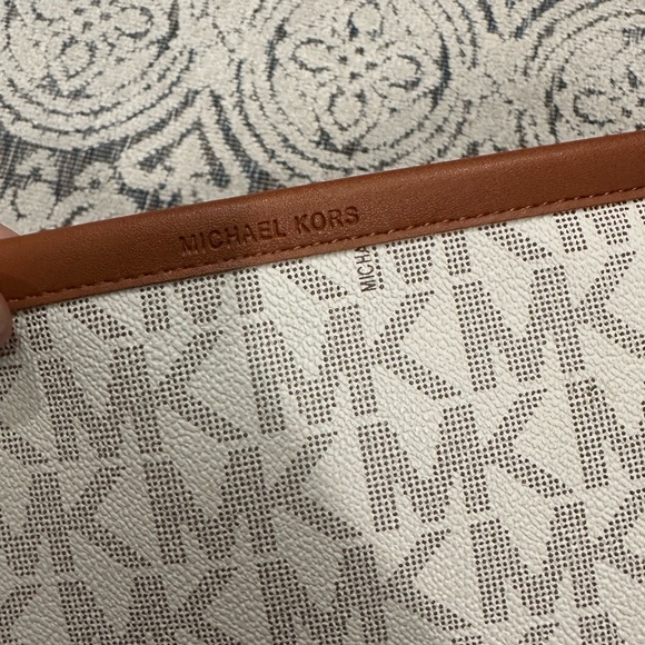 Michel Kors belt bag - Picture 3 of 4